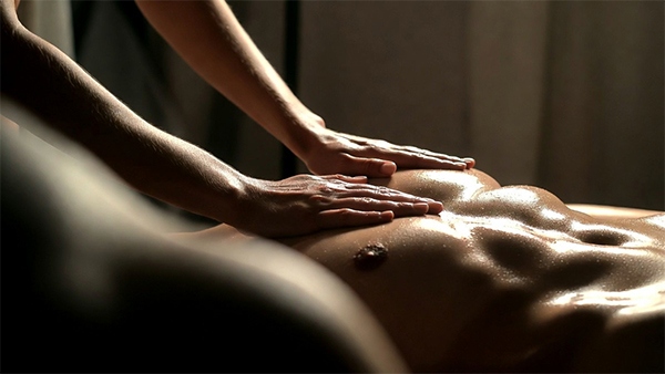 Sinnliche Berührung bei einer Body-to-Body Massage im Spa Sensuel
