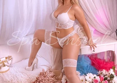 Erotikmasseurin Amy in der stimmungsvollen Atmosphäre des Spa Sensuel – professionelle sinnliche Massagen bei Zürich