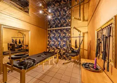 Femdom-Sessionraum im Dominastudio Dielsdorf bei Zürich – stimmungsvoll eingerichteter Spielraum