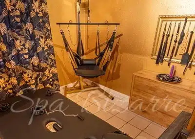 Gynostuhl im Dominastudio Dielsdorf nahe Zürich – medizinisch-fetischistische Ausstattung für BDSM-Sessions
