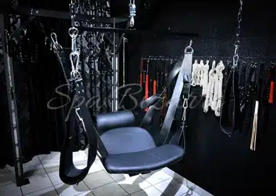 Liebesschaukel im Dominastudio Dielsdorf bei Zürich – vielseitige Positionen für BDSM- und Fetisch-Sessions
