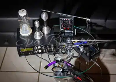 Reizstrom-Gerät Erostek im Femdom-Studio Dielsdorf nahe Zürich – Elektrostimulation für BDSM-Sessions