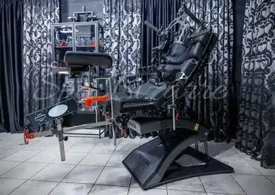 Stylefetish Boomer im Fetisch-Studio Dielsdorf bei Zürich – professionelle Maschine für intensive Sessions