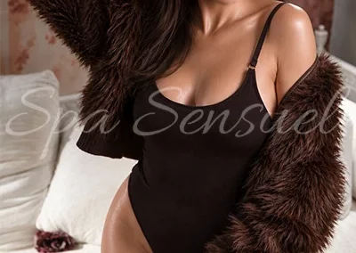 Nuru-Massage mit Erotikmasseurin Amber – gleitende und extrem sinnliche Massage im Spa Sensuel nahe Zürich
