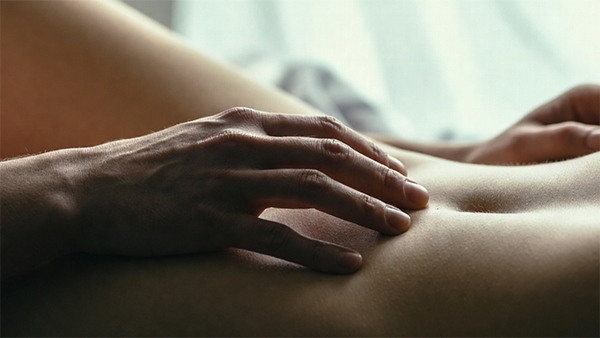 Erste erotiscche Massage - Achtsame Berührungen Achtsame Berührungen während einer sinnlichen Ganzkörpermassage